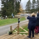 Kuvassa tilaisuuden osallistujia, muistomerkki ja Suomen liput.