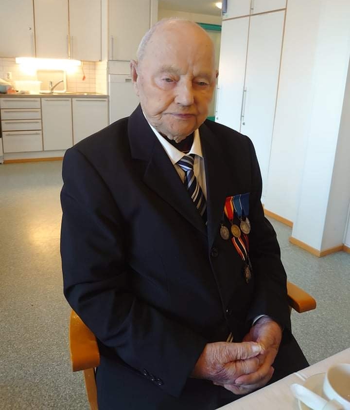 Kuvassa sotaveteraani kunniamerkit rinnassa