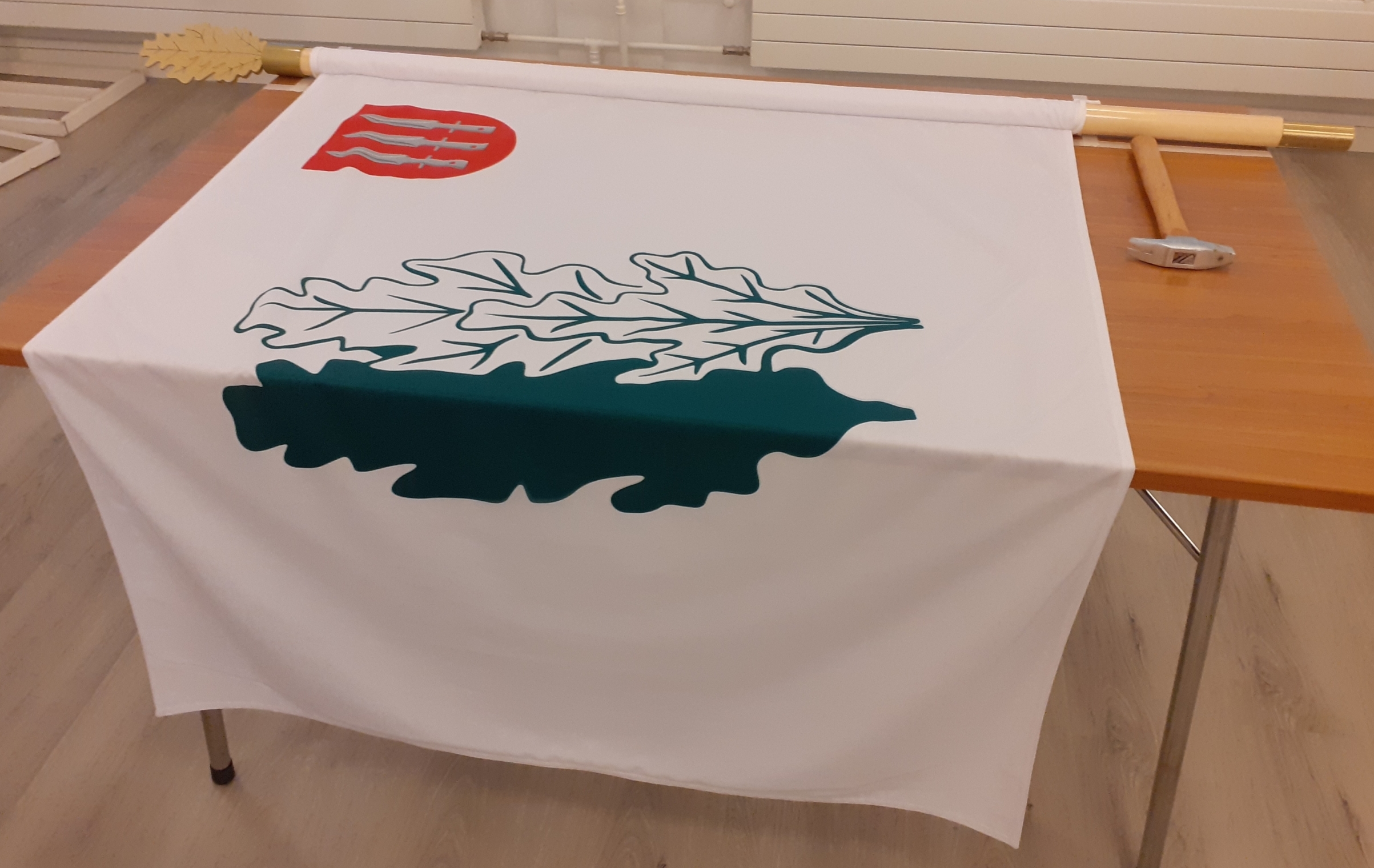 Kuvassa tammenlehvälippu Nurmeksen vaakunalla.