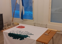 Kuvassa Tammenlehvälippu Nurmeksen vaakunalla.