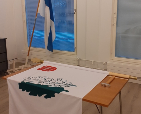 Kuvassa Tammenlehvälippu Nurmeksen vaakunalla.