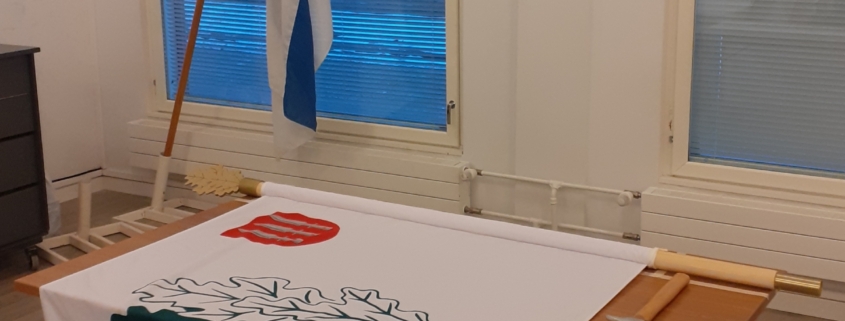 Kuvassa Tammenlehvälippu Nurmeksen vaakunalla.