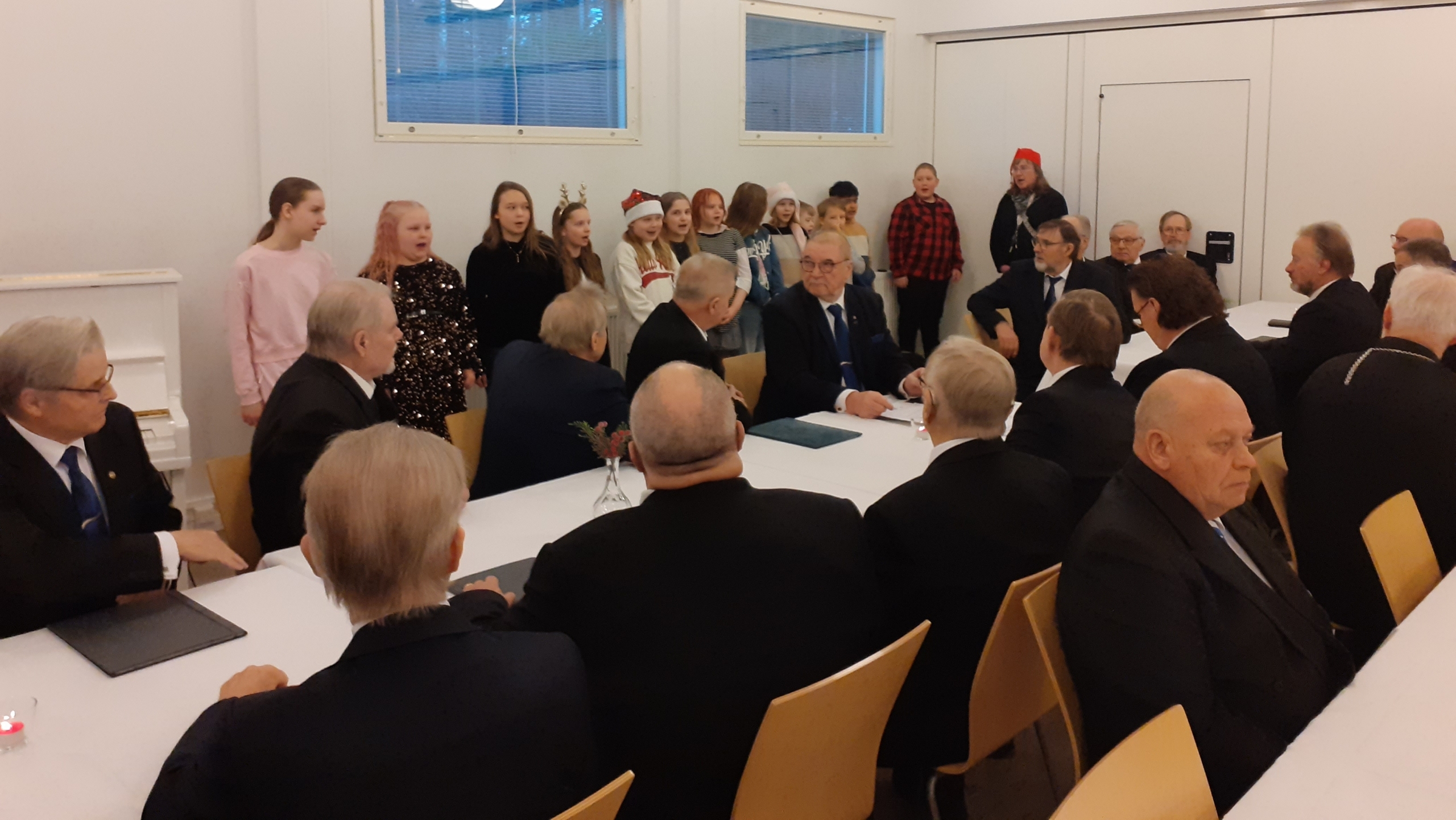 Kuvassa oppilaat laulamassa.