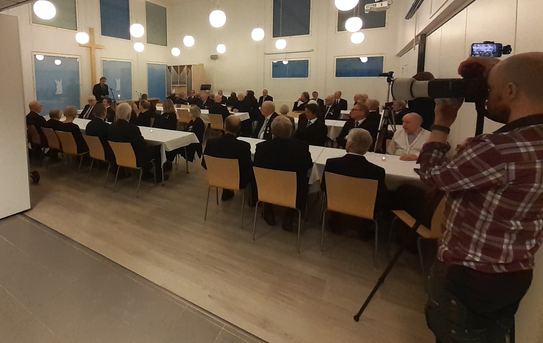 Kuvassa juhlaväki seurakuntasalissa.