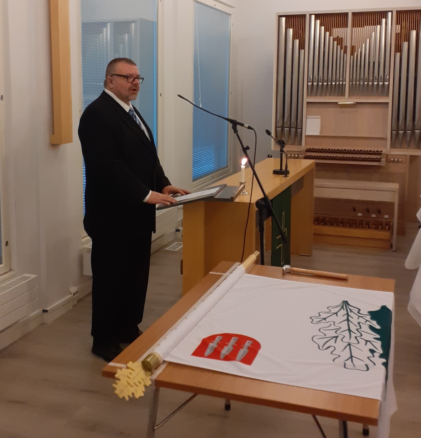 Kuvassa mieshenkilö puhumassa.