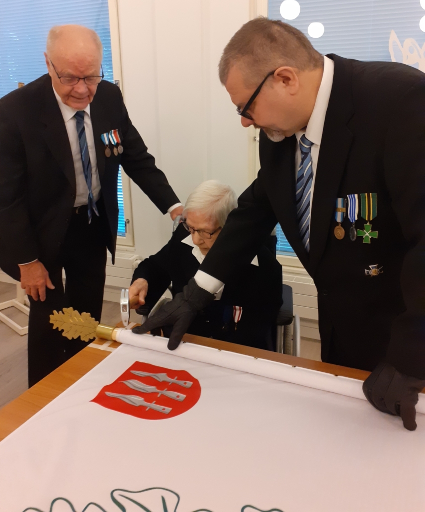 Kuvassa lipun naulaaminen.