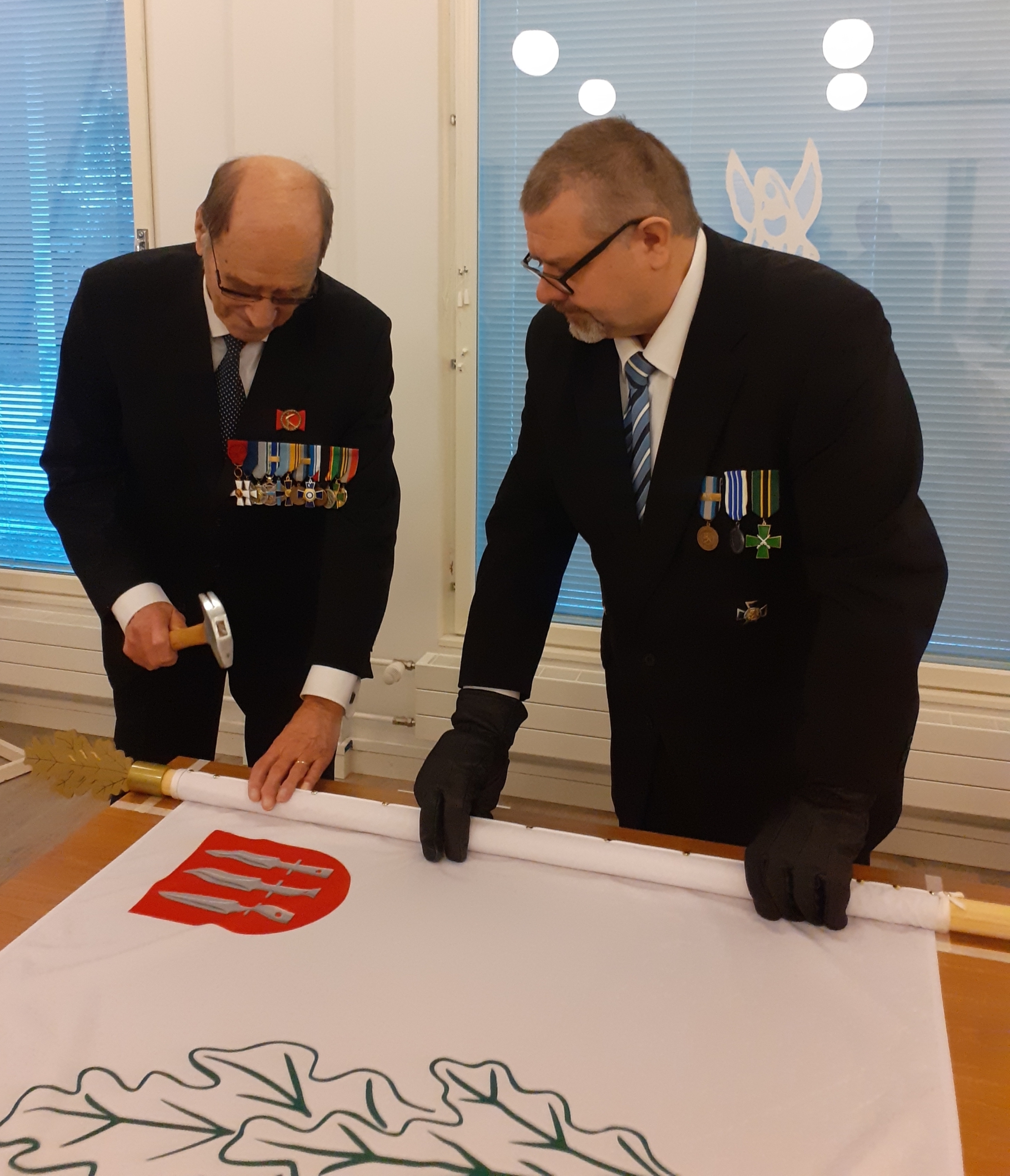 Kuvassa lipun naulaaminen.