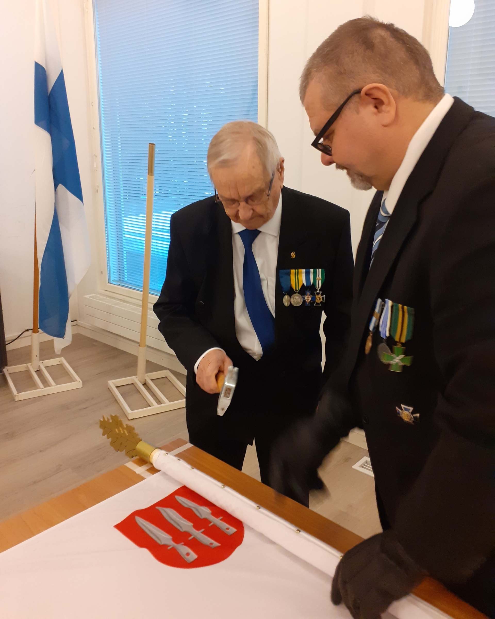 Kuvassa lipun naulaaminen.