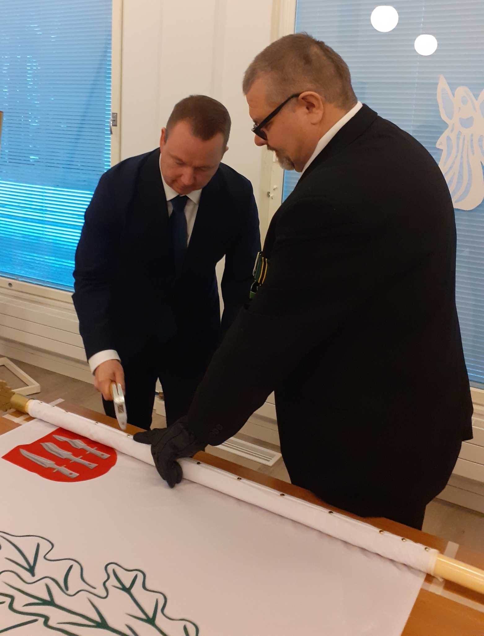 Kuvassa lipun naulaaminen.