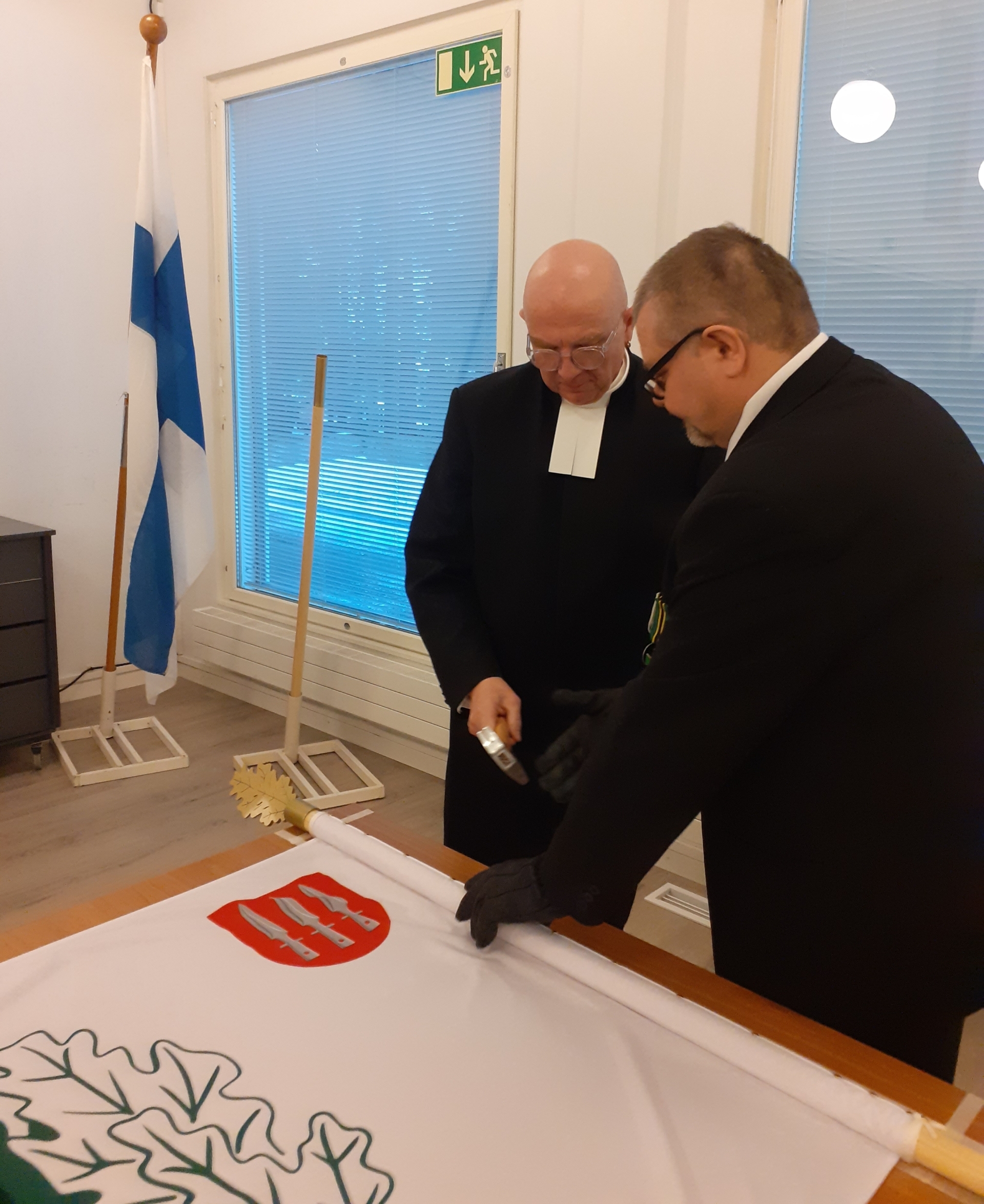 Kuvassa lipun naulaaminen.