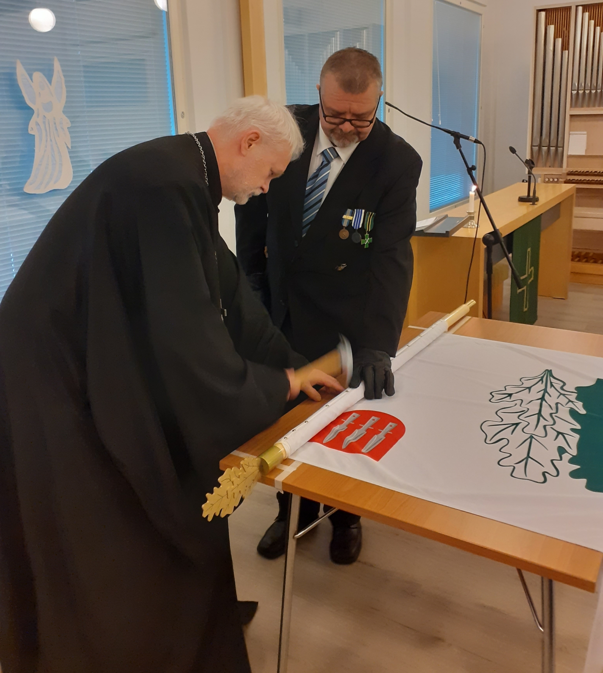 Kuvassa lipun naulaaminen.