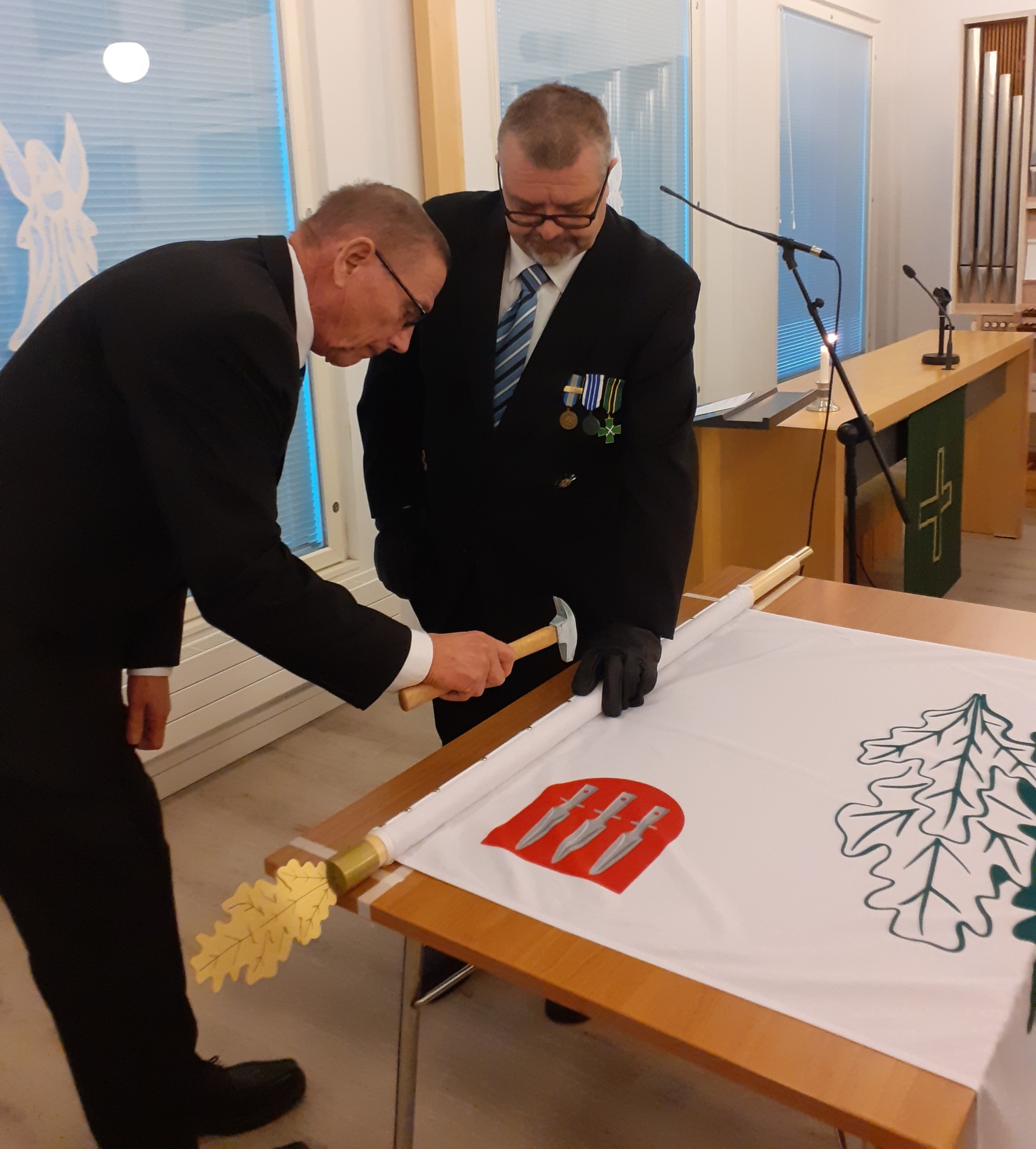 Kuvassa lipun naulaaminen.