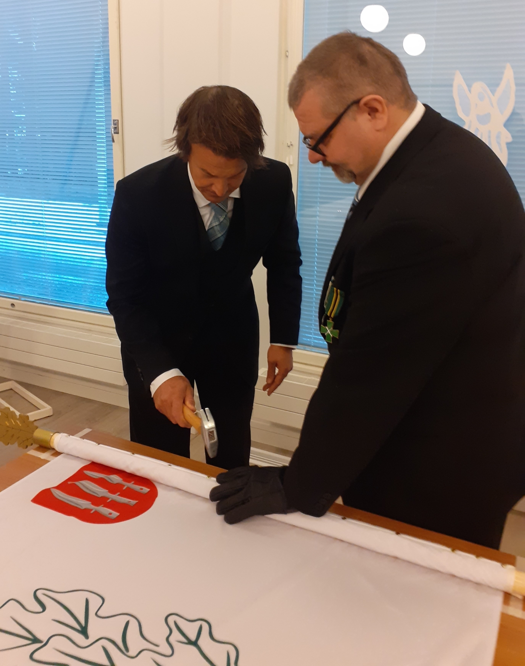 Kuvassa lipun naulaaminen.