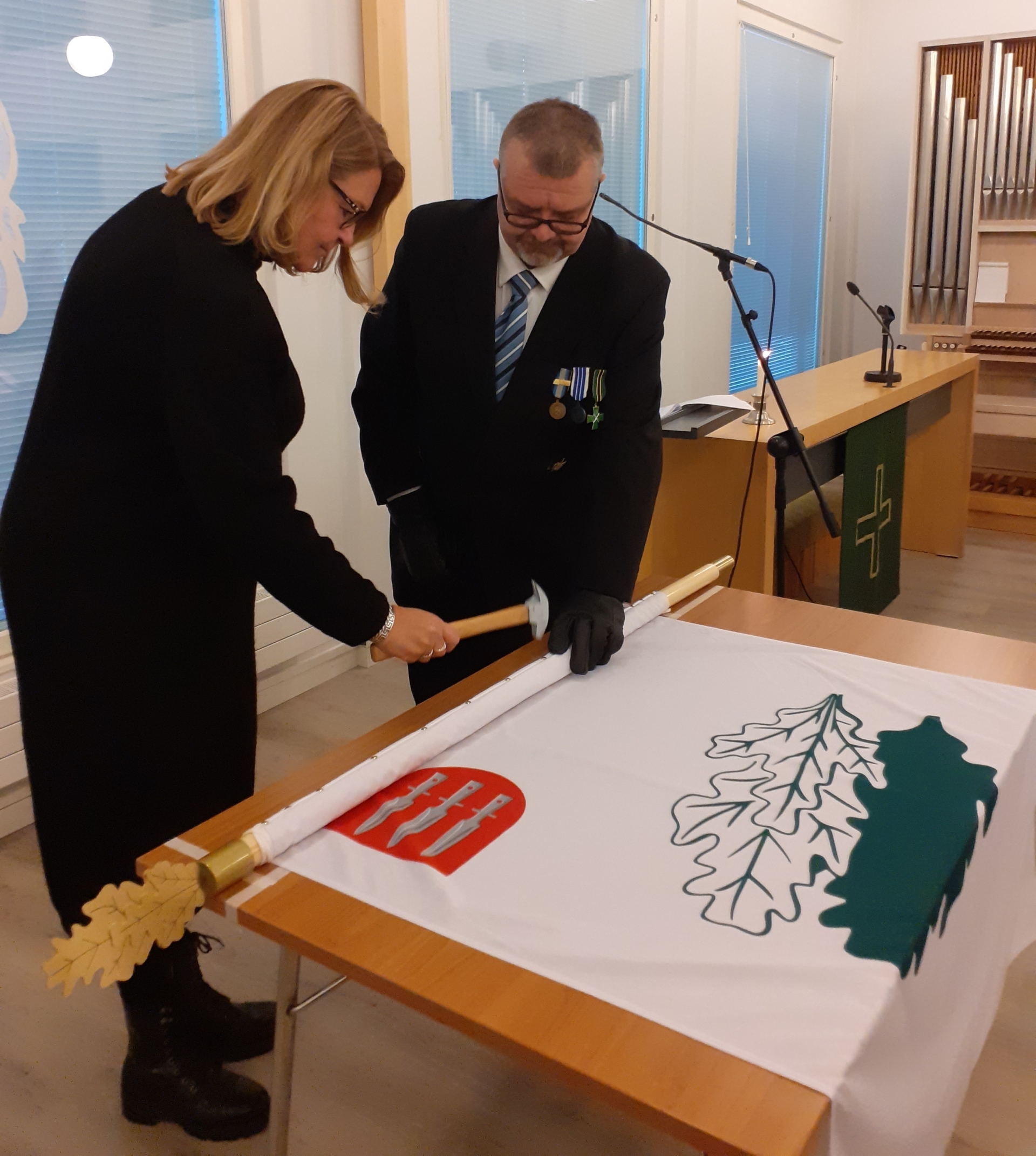 Kuvassa lipun naulaaminen.