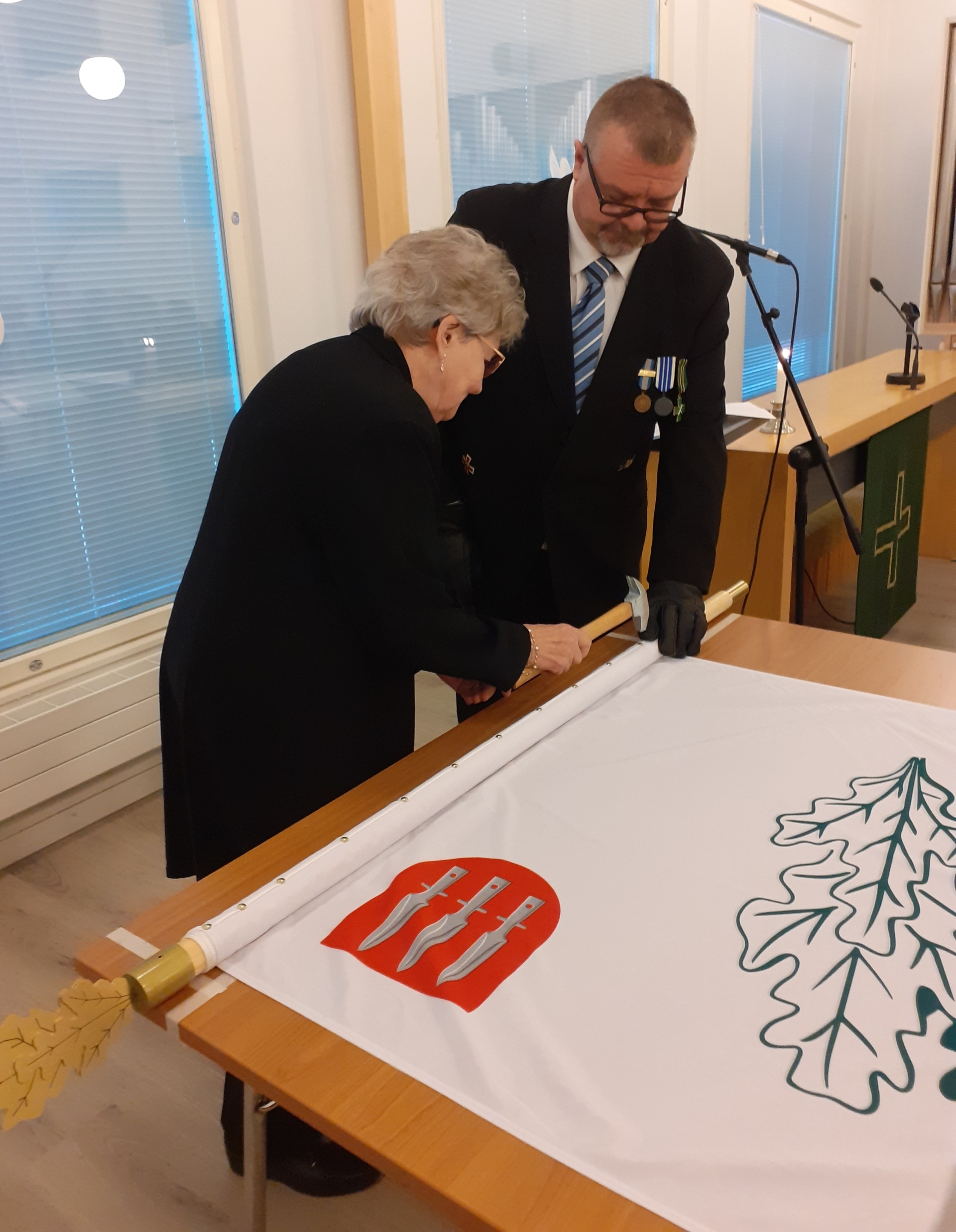 Kuvassa naulaaminen.