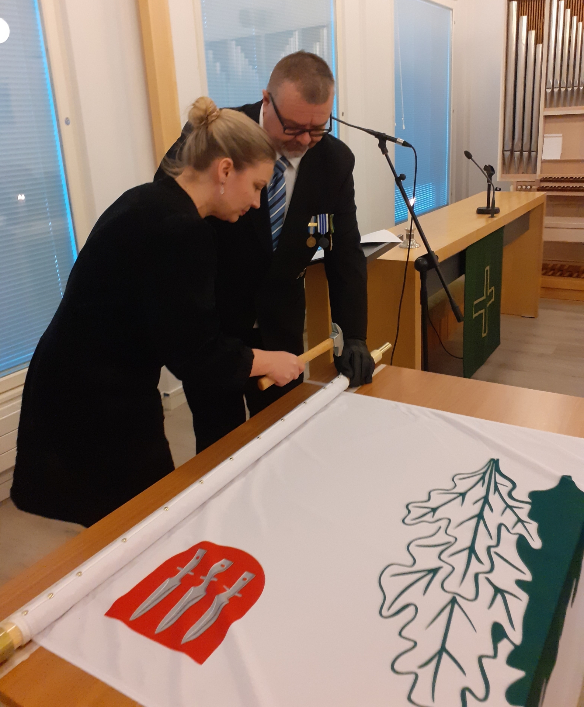 Kuvassa lipun naulaaminen.