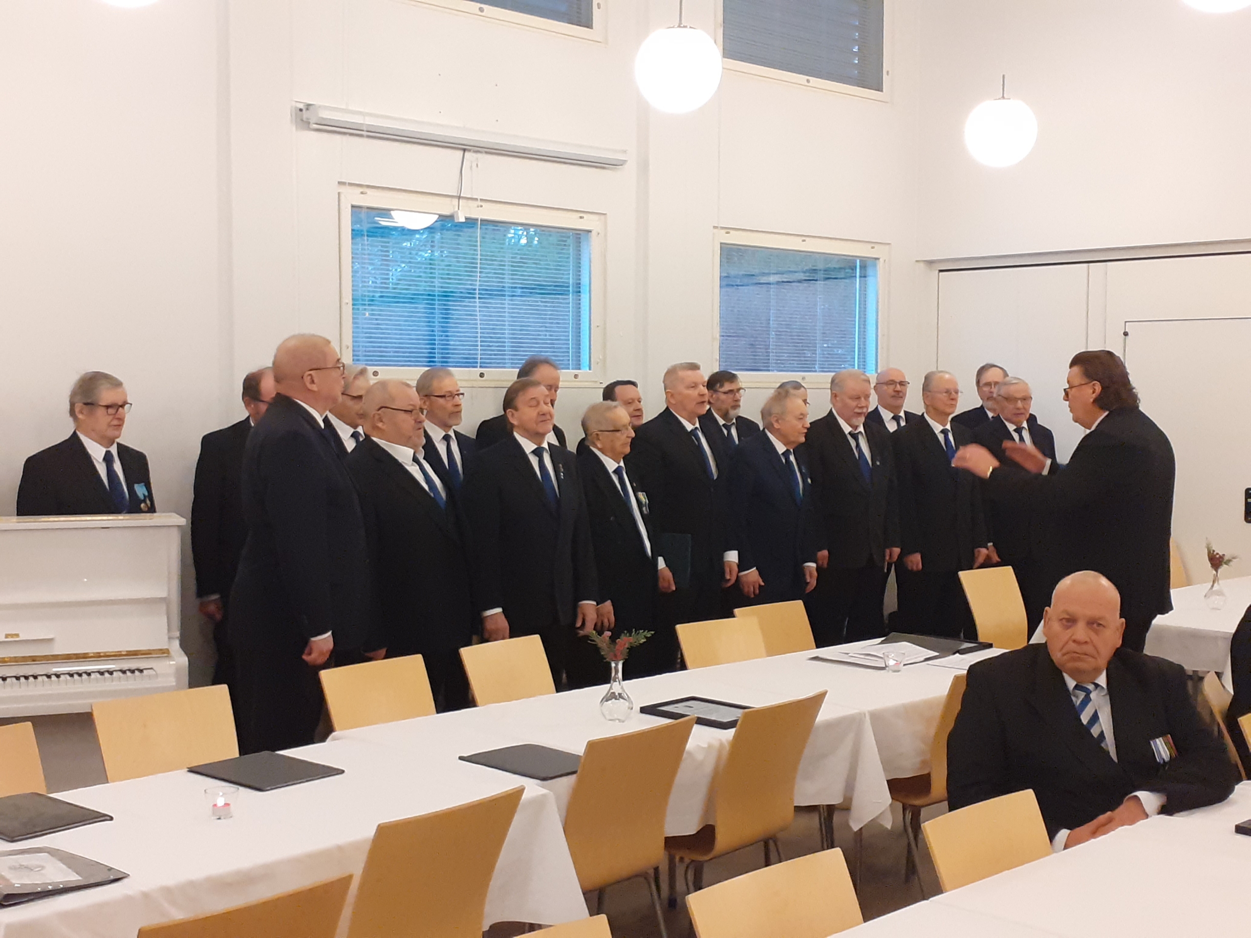 Kuvassa mieskuoro esiintymässä.