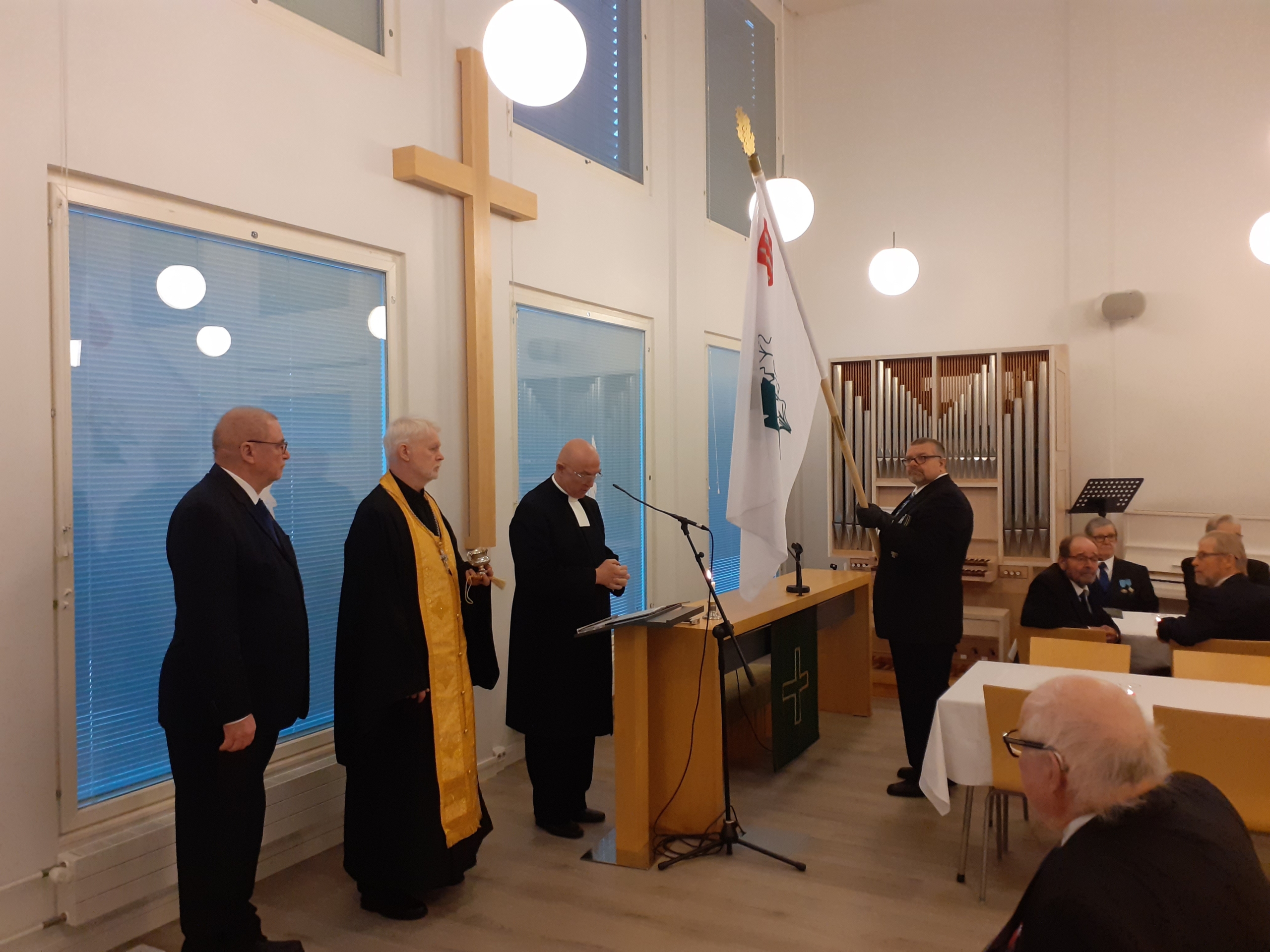 Kuvassa lipun siunaaminen.