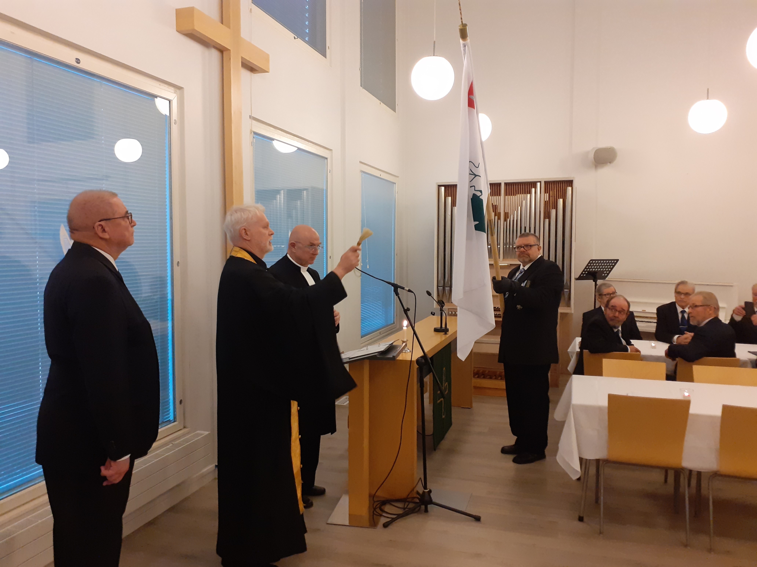 Kuvassa lipun siunaaminen.