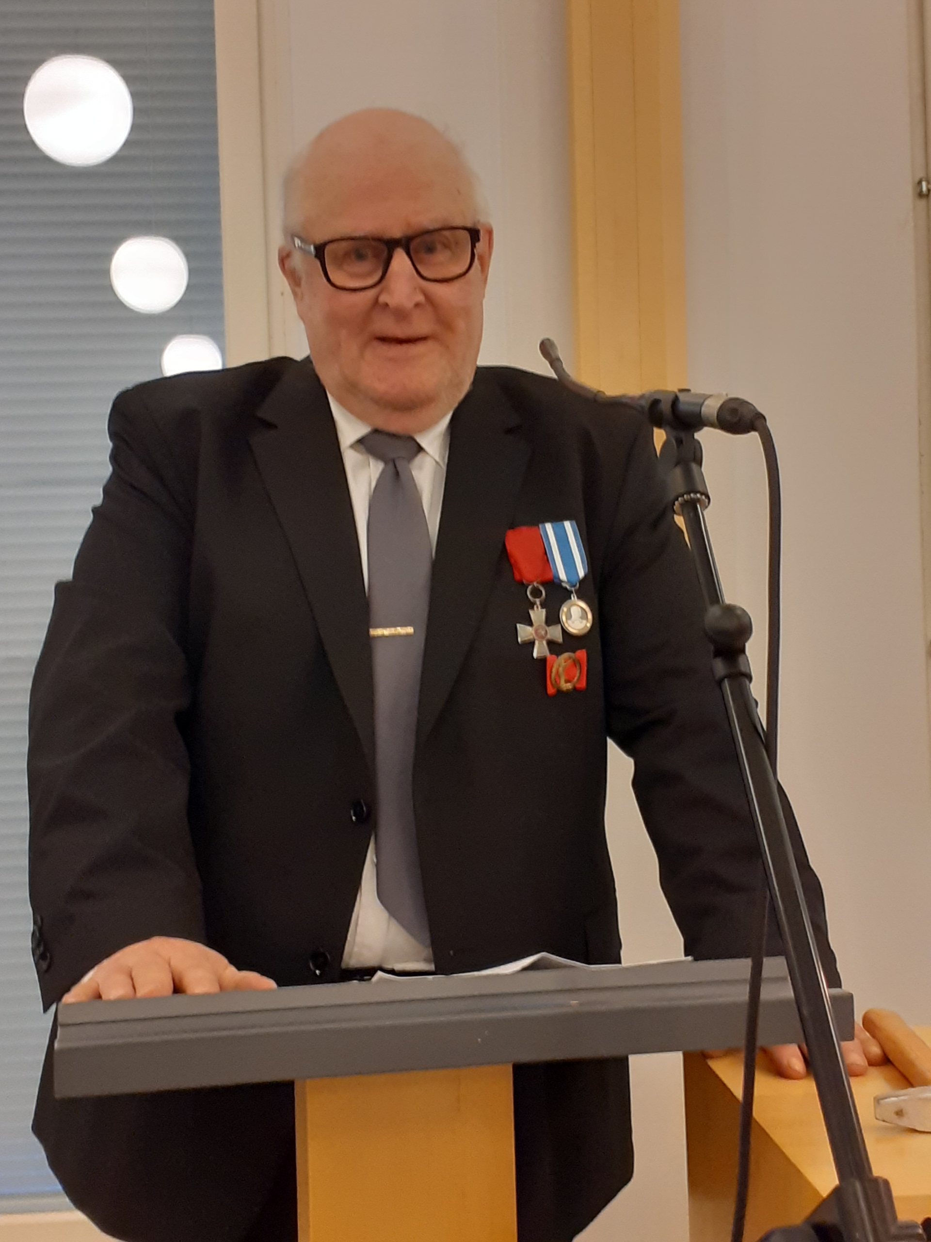 Kuvassa mieshenkilö puhumassa.