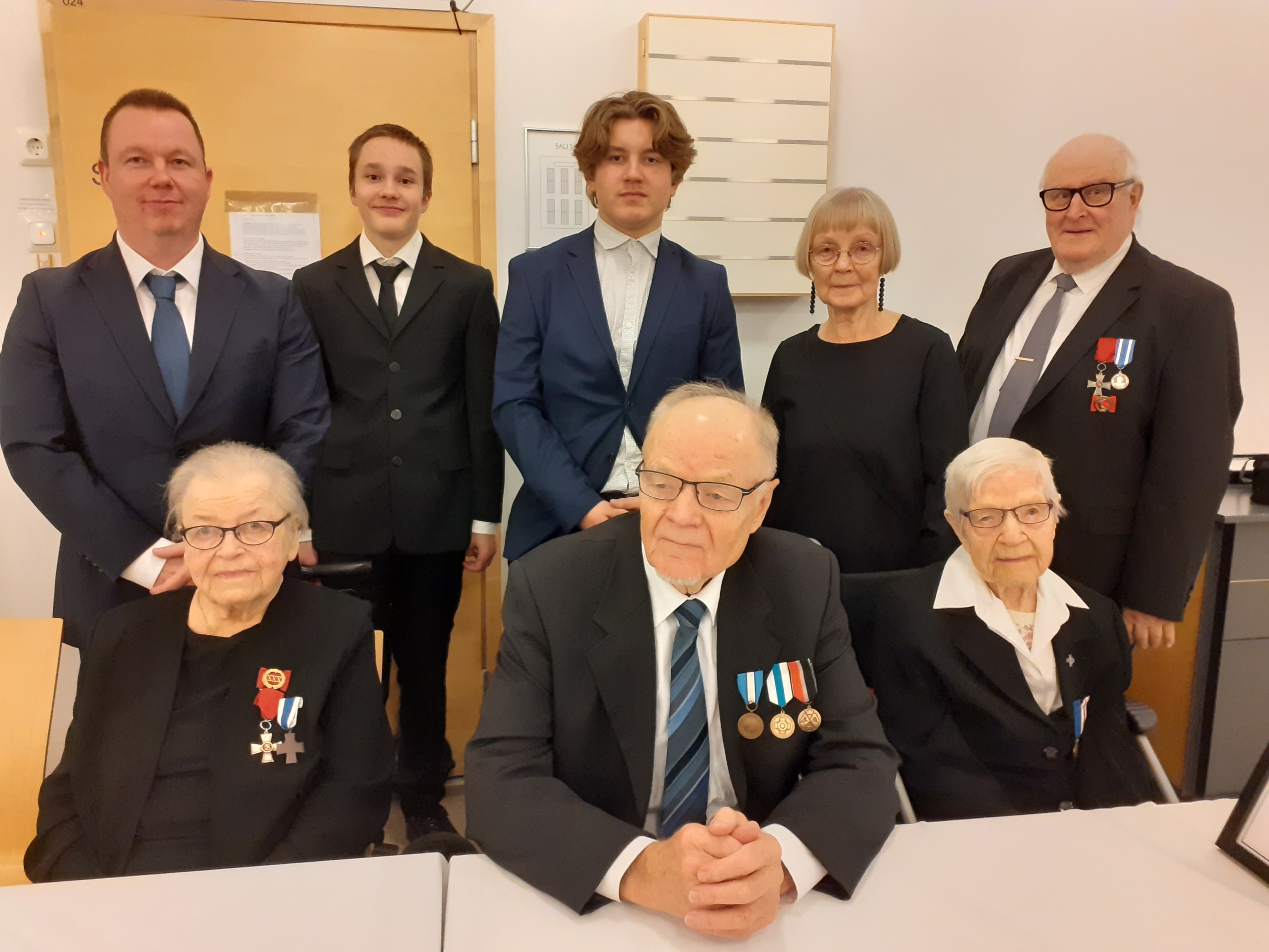 Kuvassa ryhmä ihmisiä.