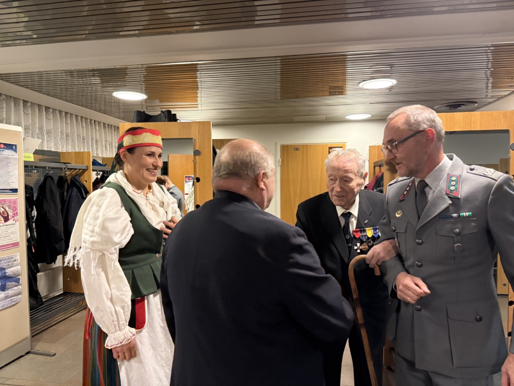 Pertti Kallio saattoi Martti Revon tilaisuuteen. Heitä tervehtivät Heini Utunen ja Heikki Karhu