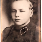 Kuvassa nuori sotilas.