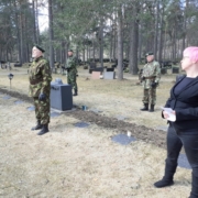 Kuvassa puheenpitäjä ja kunniavartio.