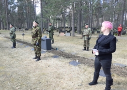 Kuvassa puheenpitäjä ja kunniavartio.