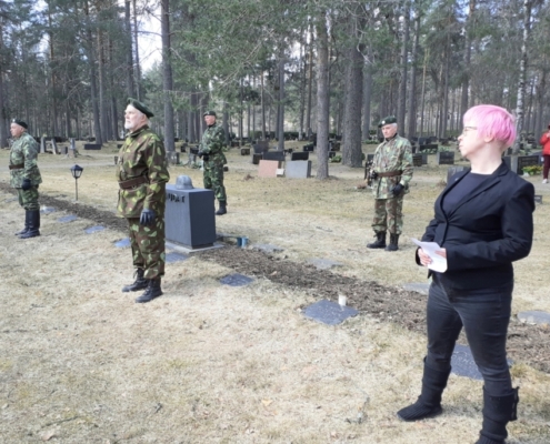 Kuvassa puheenpitäjä ja kunniavartio.