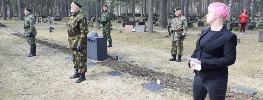 Kuvassa puheenpitäjä ja kunniavartio.