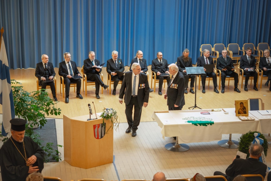 Kuvassa juhlaväkeä.