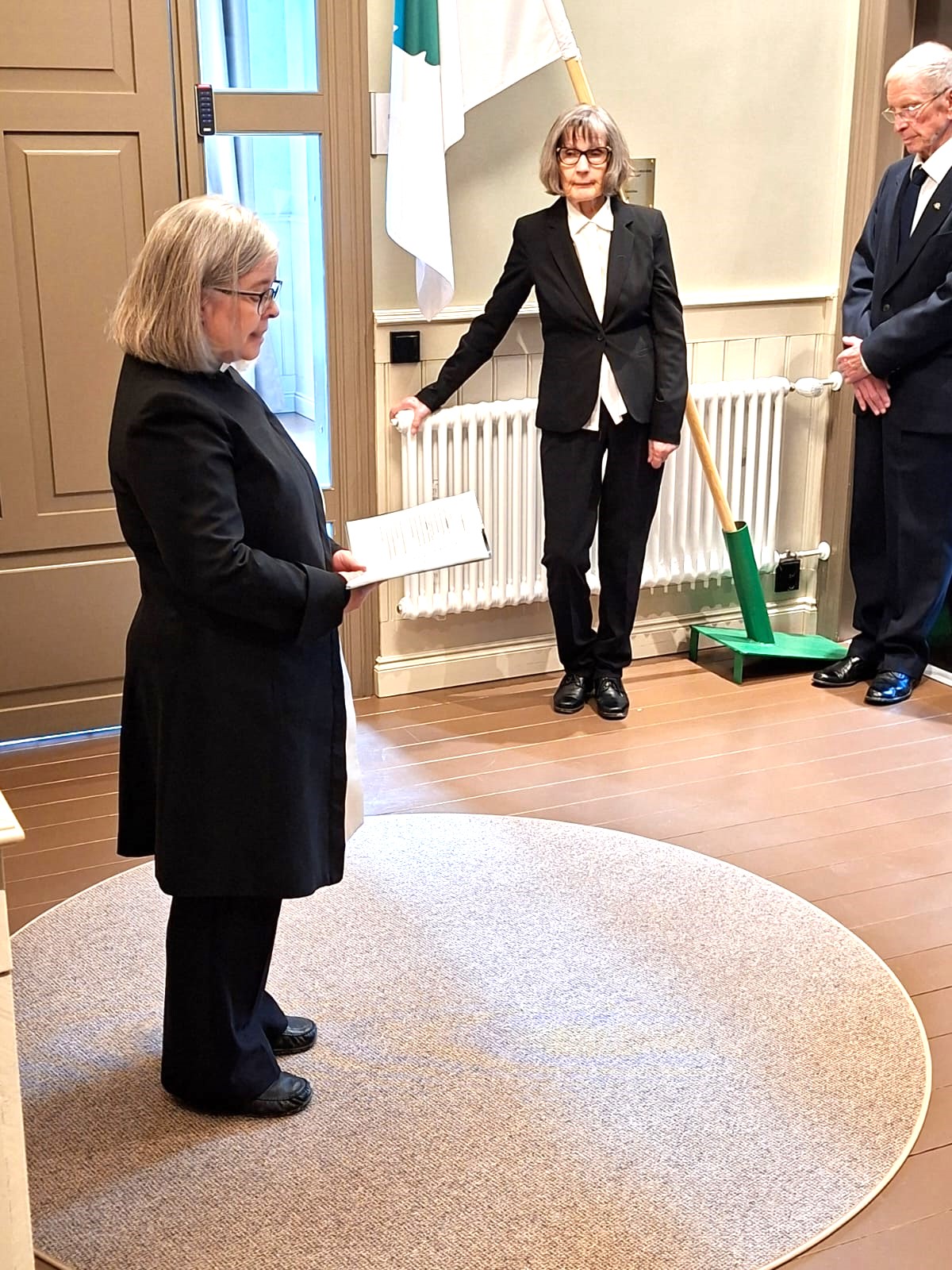 Kuvassa pappi lukemassa rukousta.