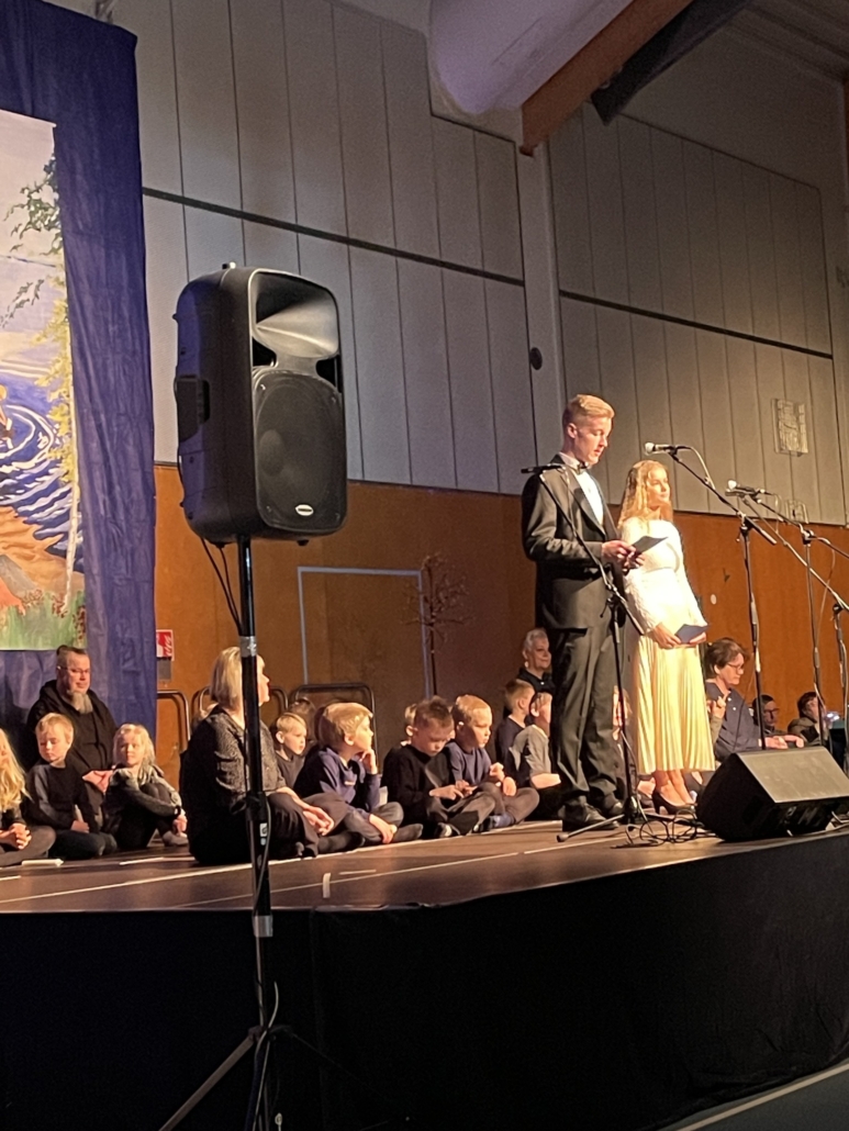 Kuvassa juhlan juontajat ja esiintyjiä.