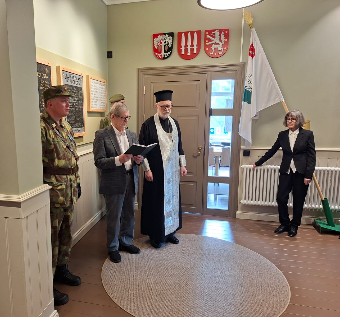 Kuvassa ortodoksisen seurakunnan edustajat toimittavat rukousta.