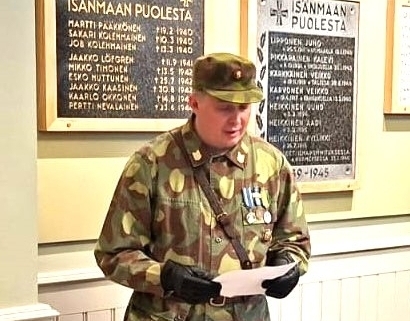 Kuvassa reserviläinen pitämässä puhetta.