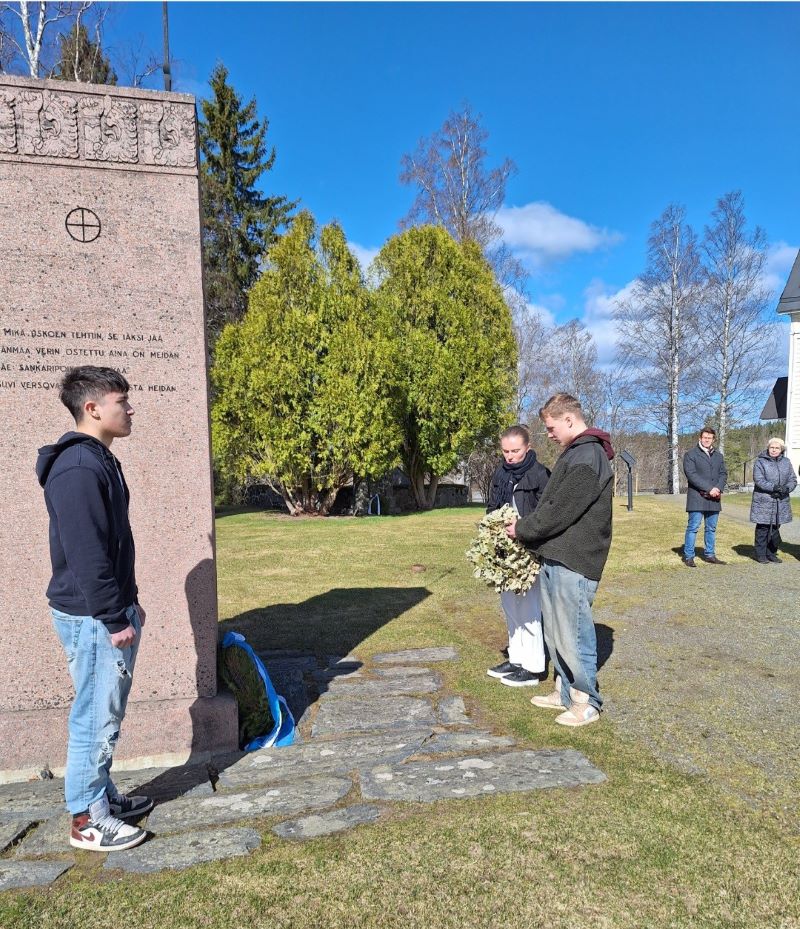 Kuvassa seppeleenlaskeminen Sankarimuistomerkille.