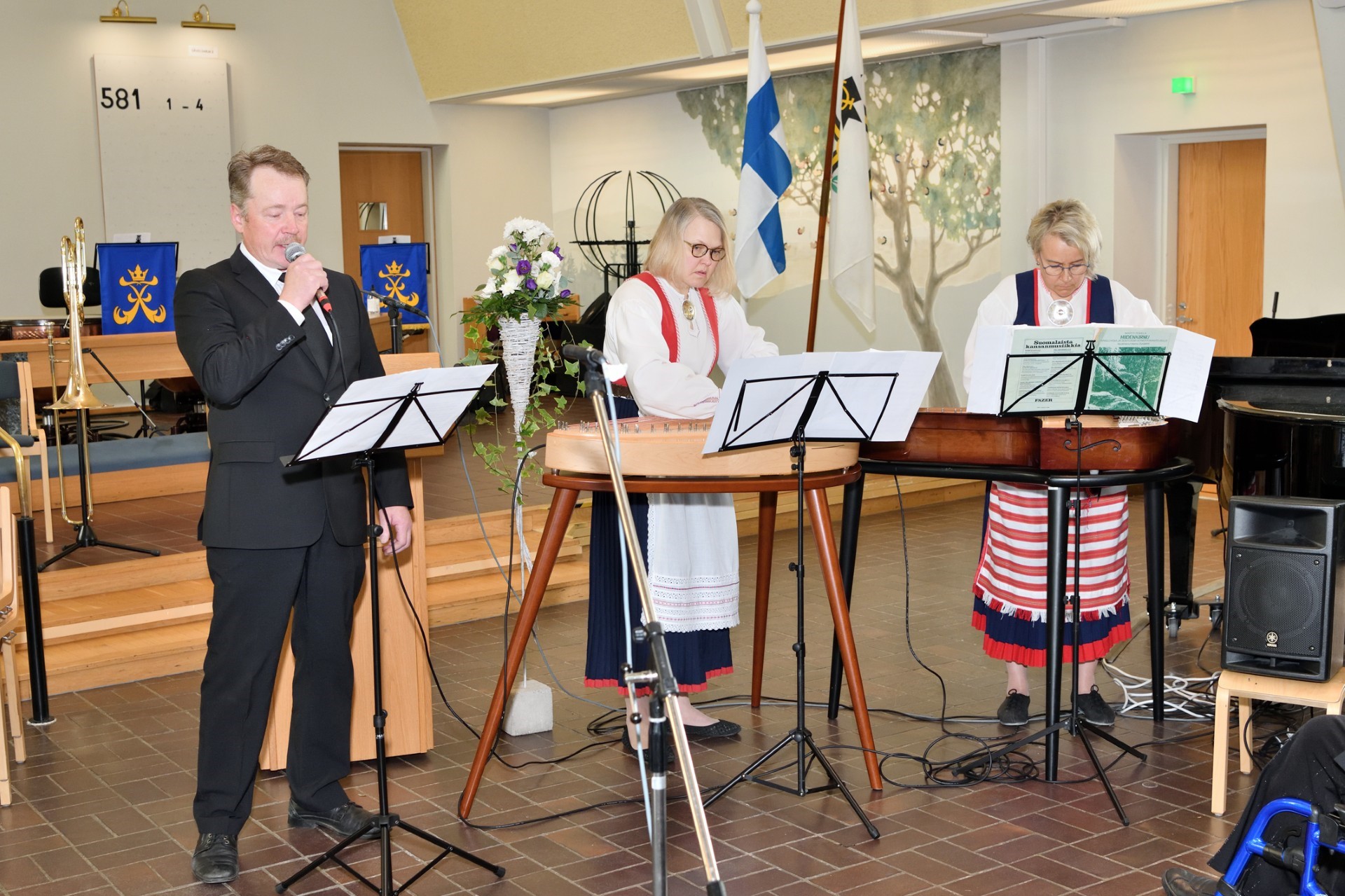Kuvassa musiikkiesitys.