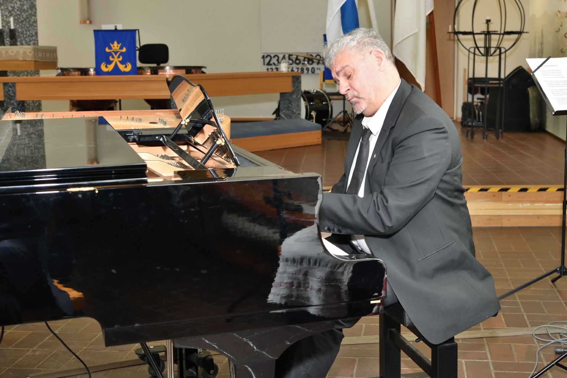 Kuvassa pianonsoittaja.