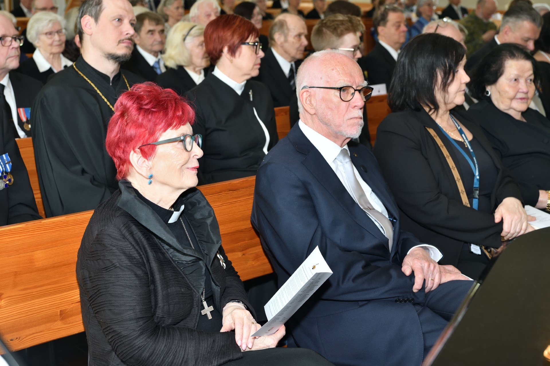 Kuvassa juhlayleisöä kirkossa.
