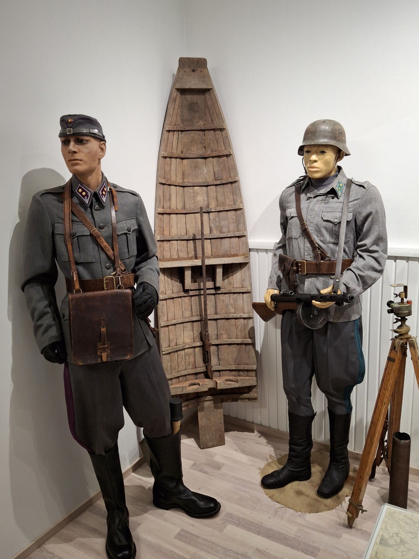 Kuvassa konekivääriahkio ja sotilaspukuja.