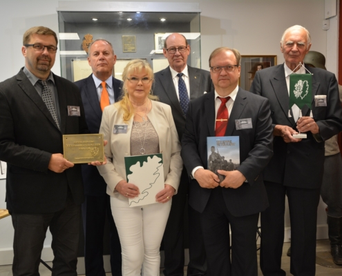 Kaarteen sotamuseo vastaanotti Veteraaniperinteen vaalija - kilven