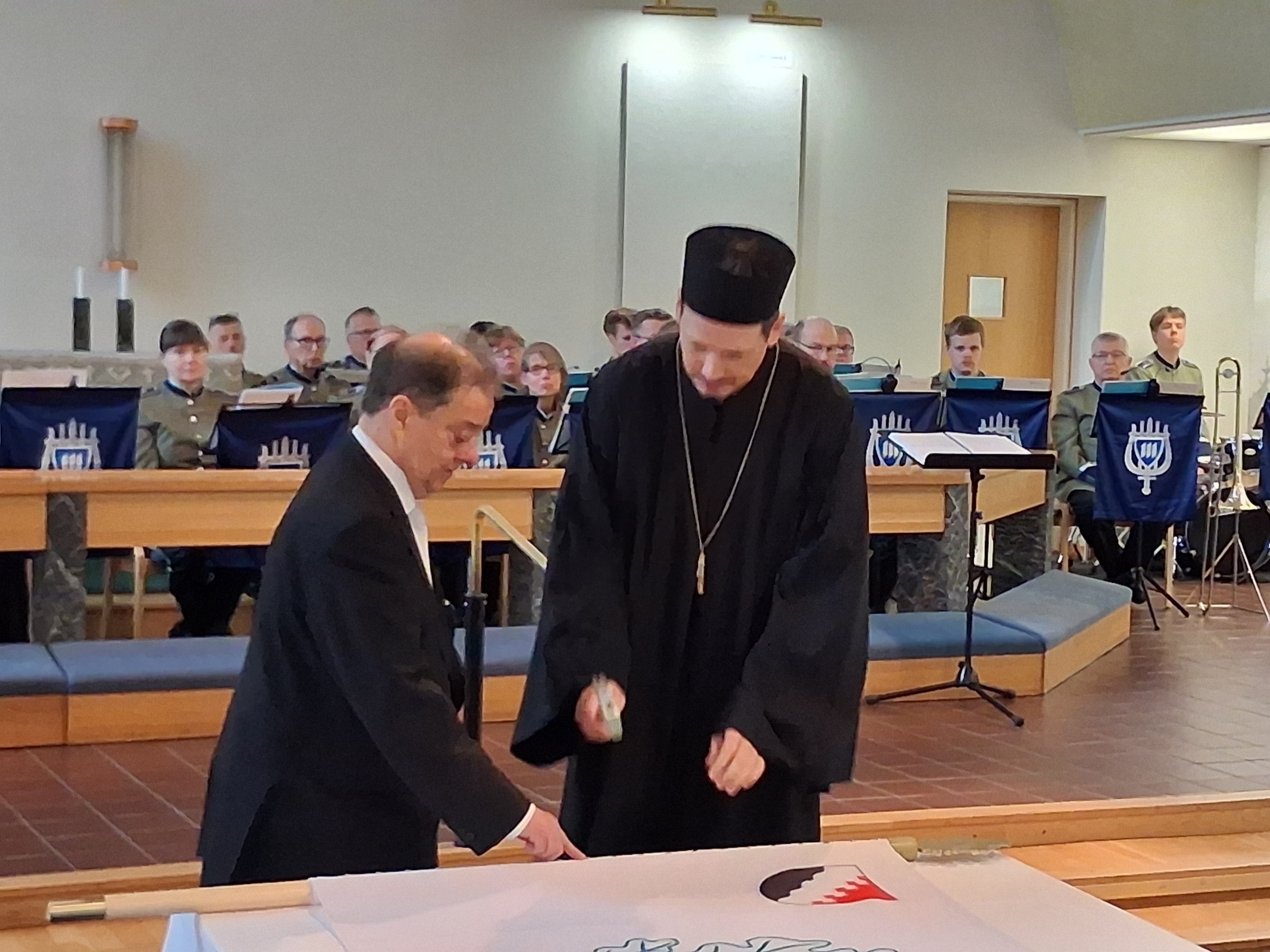 Kuvassa naulataan lippua.