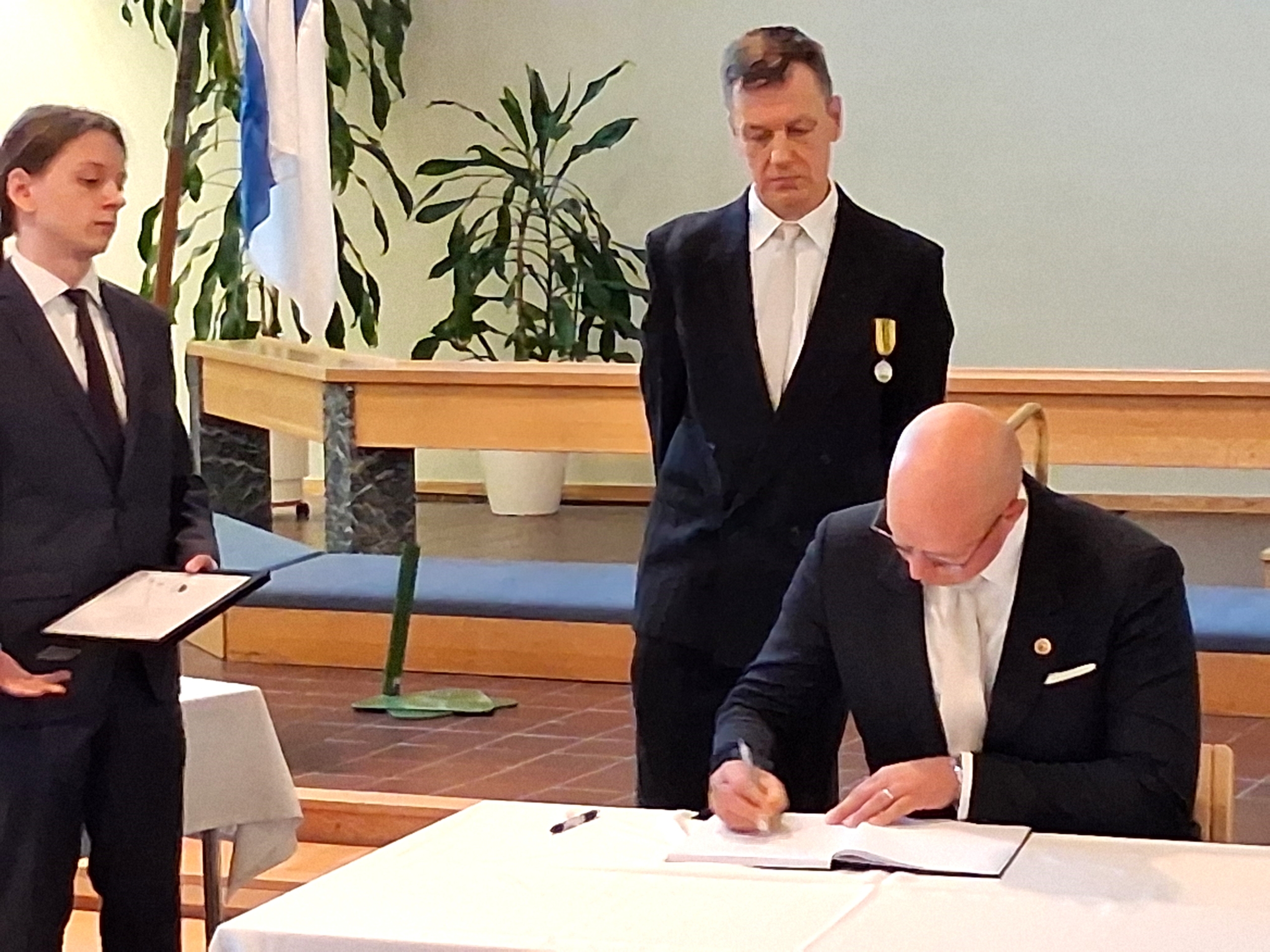 Kuvassa kirjoitetaan lippukirjaa.