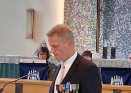 Kuvassa mieshenkilö pitämässä puhetta.