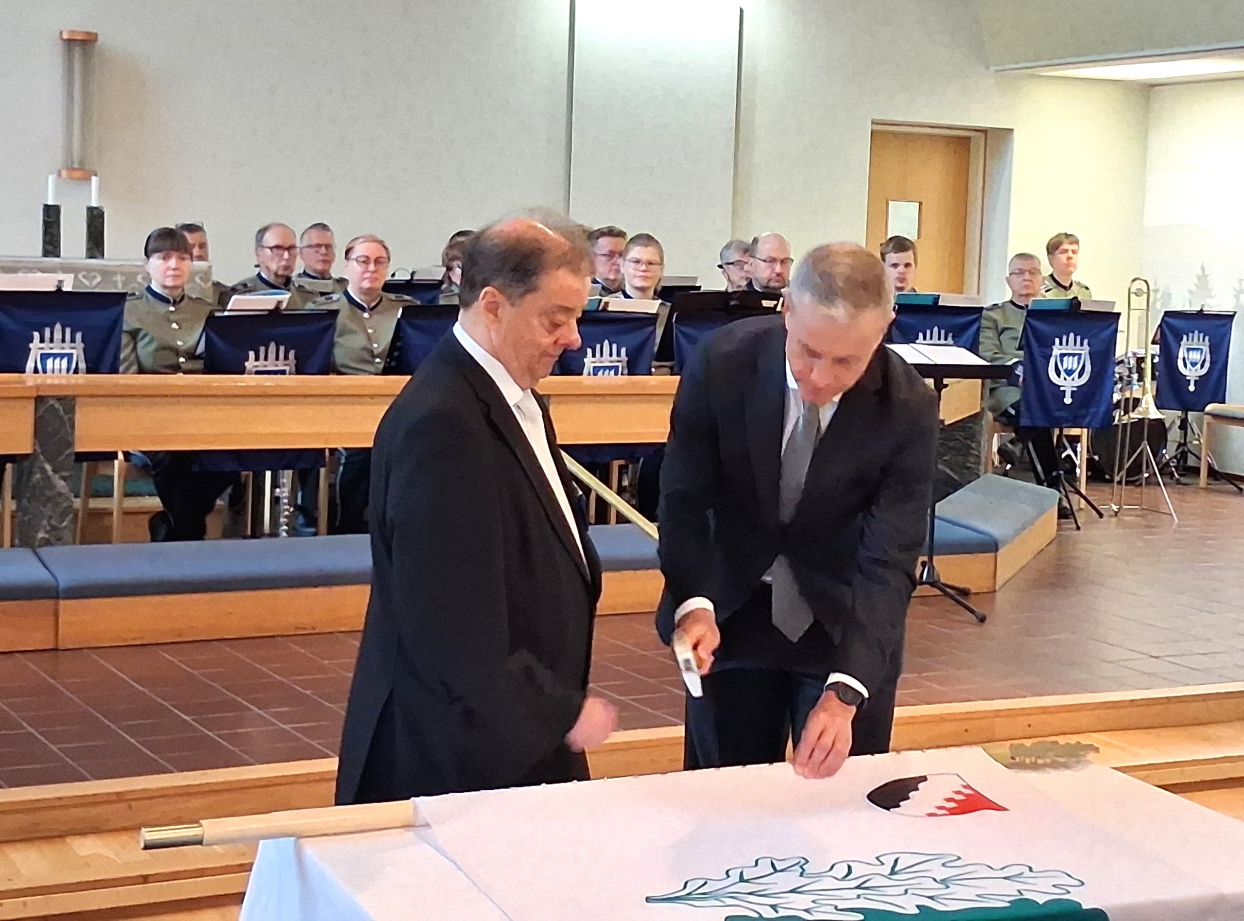 Kuvassa naulataan lippua.