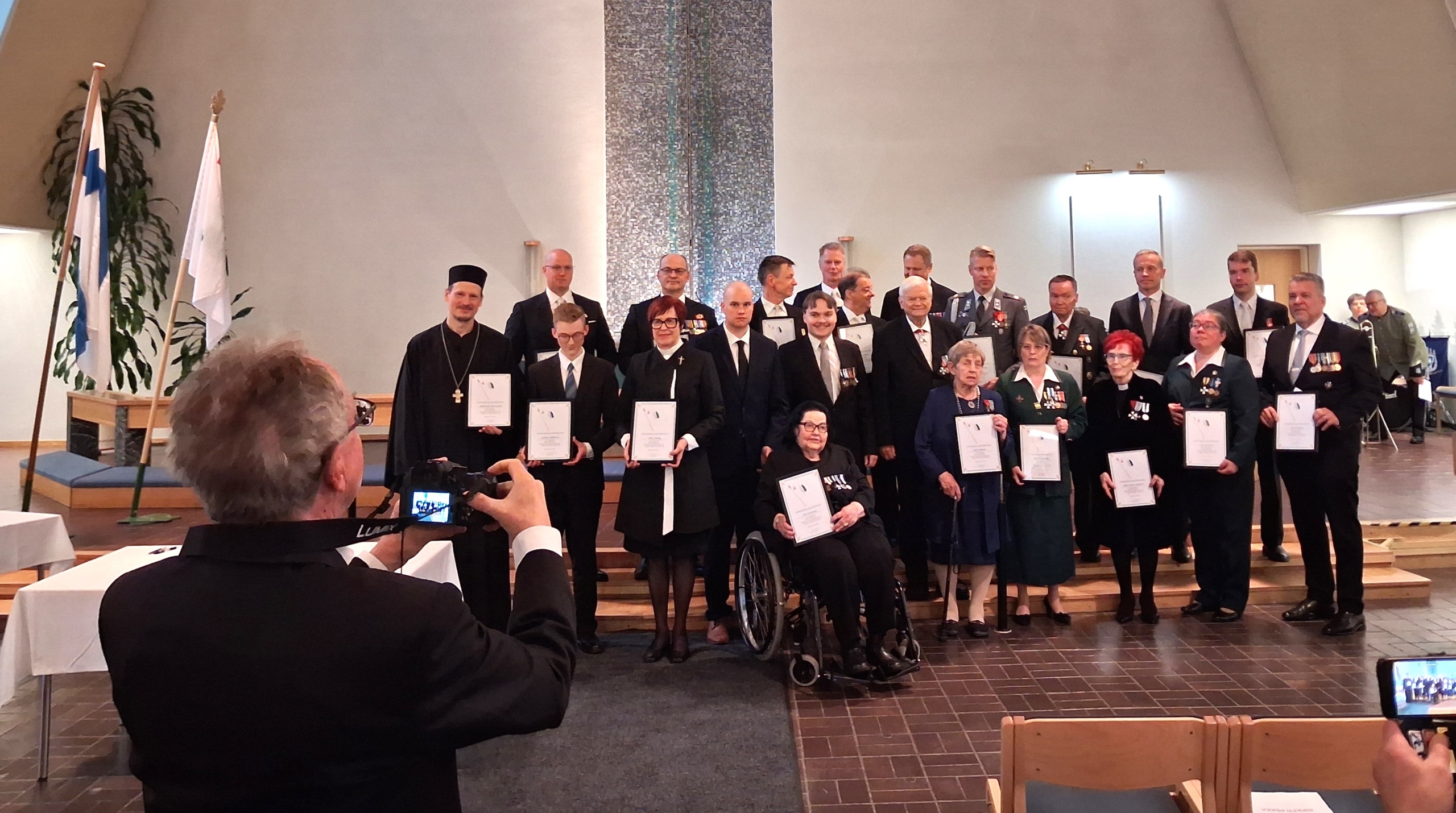 Kuvassa lipun naulaajat naulaustodistusten kanssa.