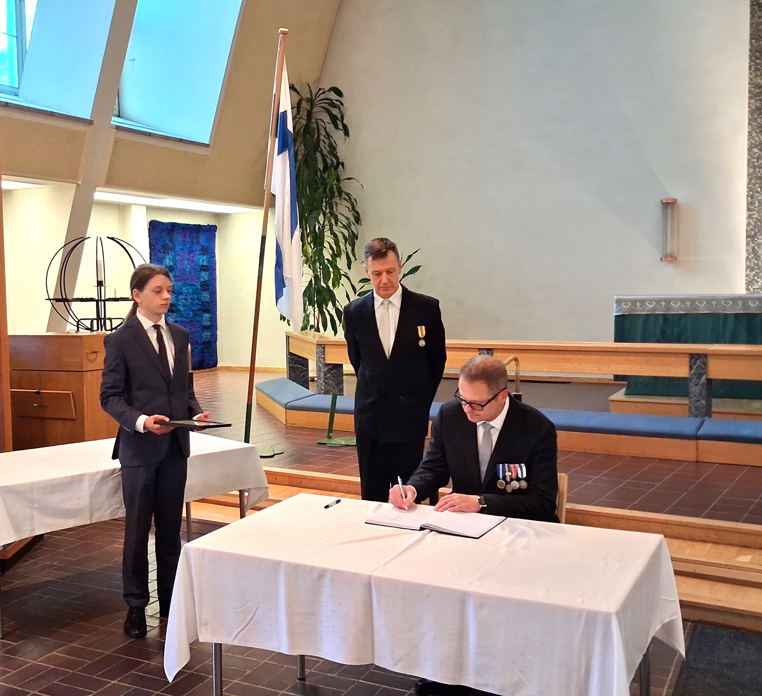 Kuvassa kirjoitetaan lippukirjaa.