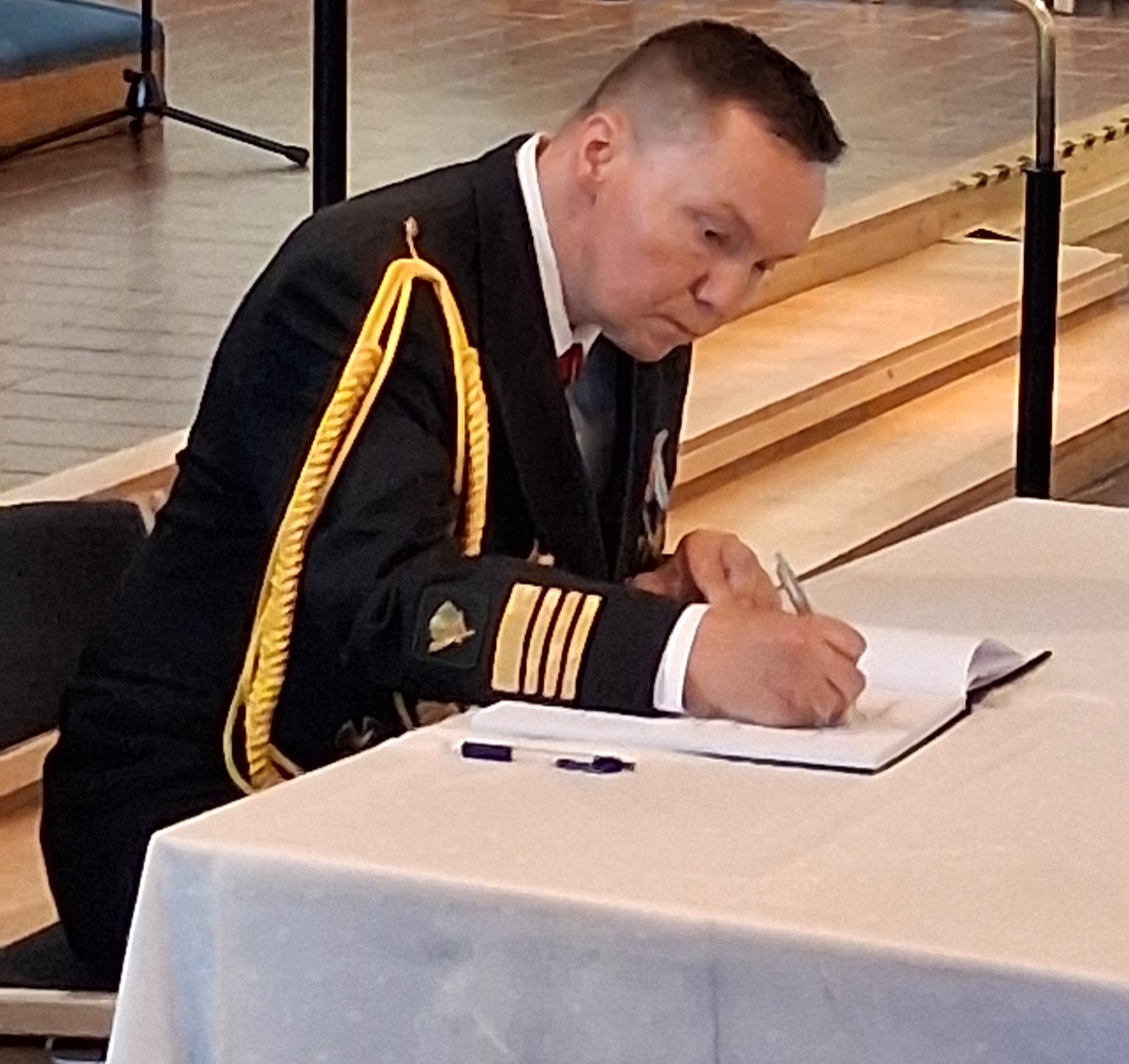 Kuvassa kirjoitetaan lippukirjaa.