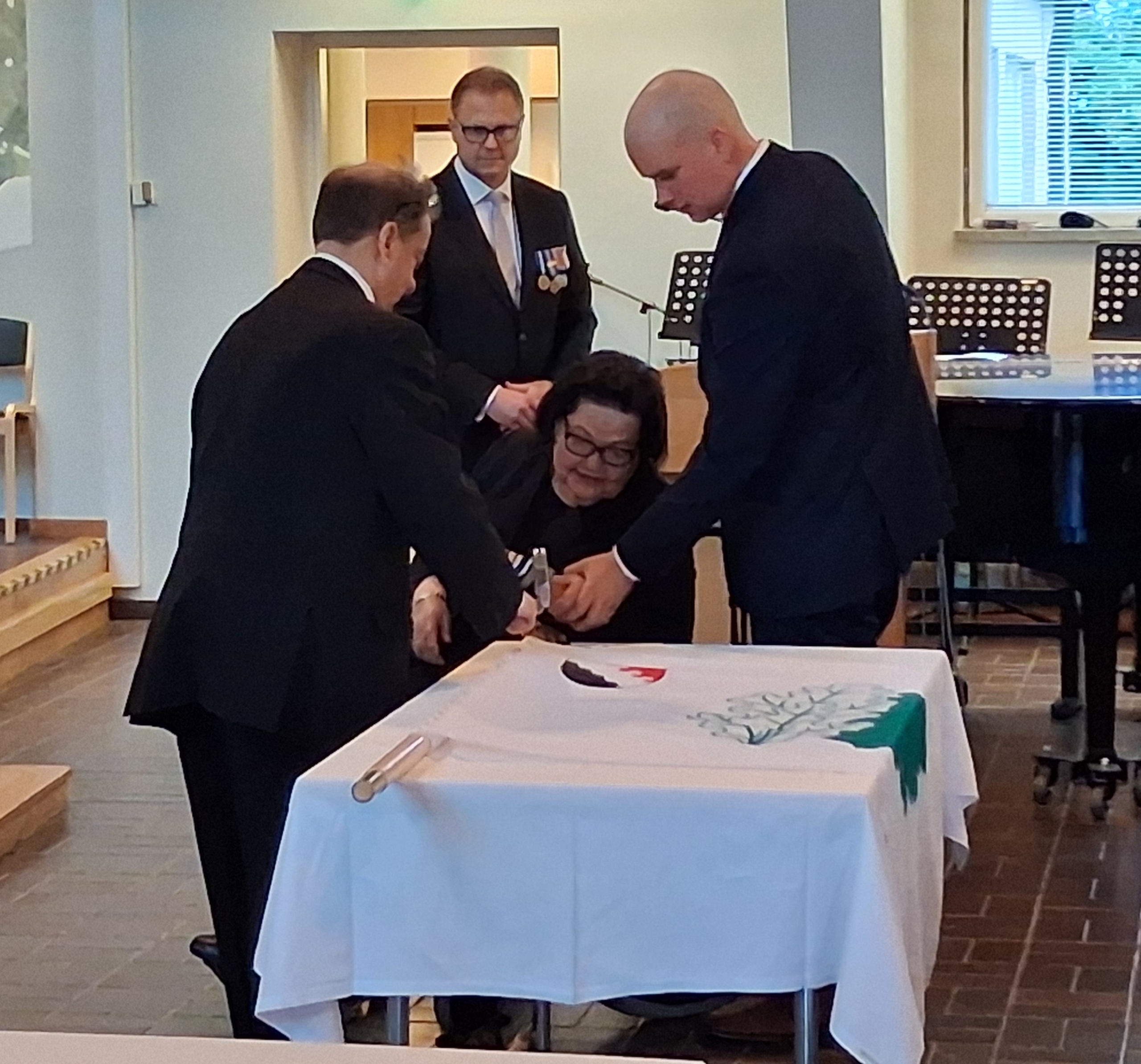 Kuvassa naulataan lippua.